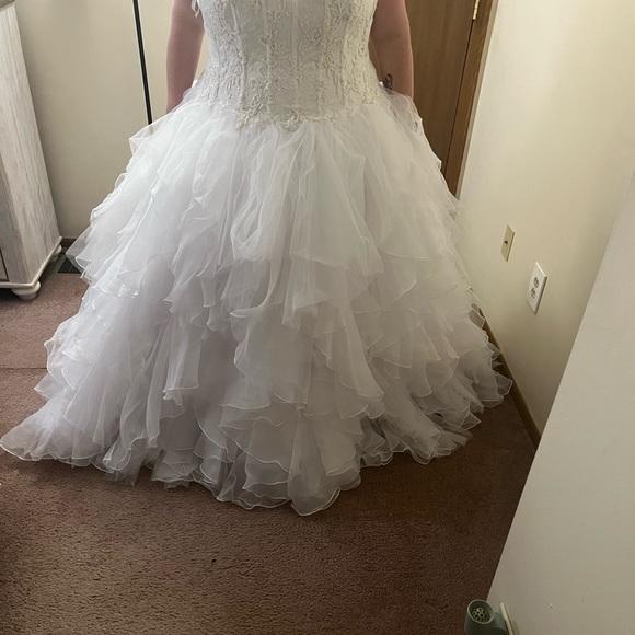 Wedding dress - Picture 2 of 12